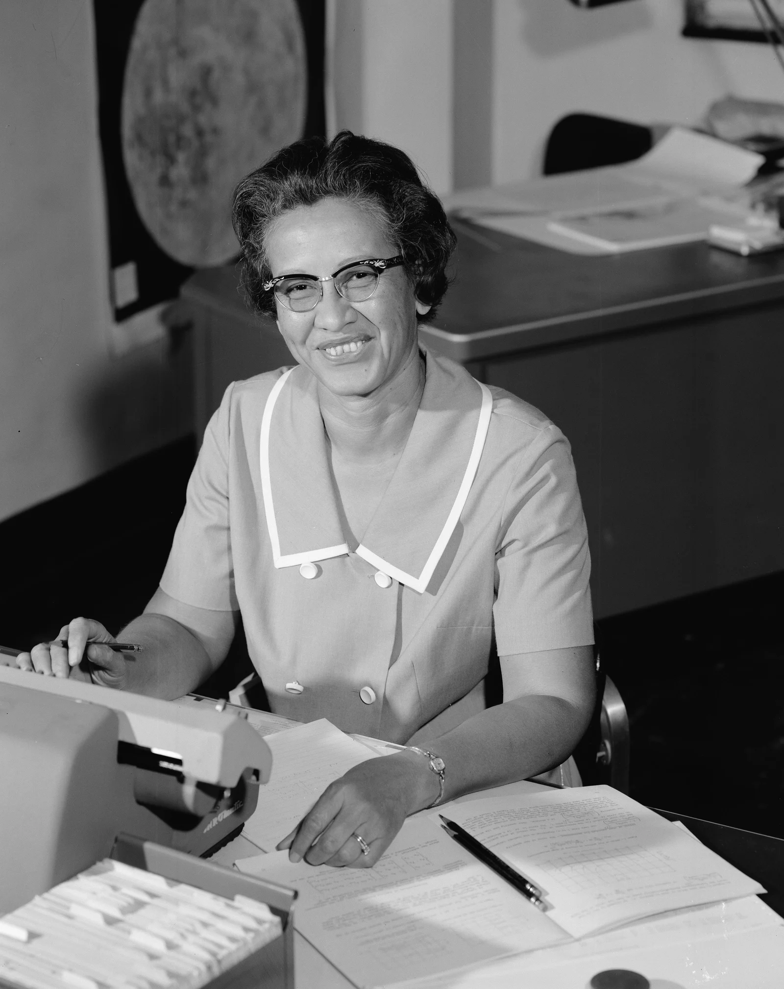 Ảnh đen trắng của nhà toán học Katherine Johnson tại NASA năm 1966.