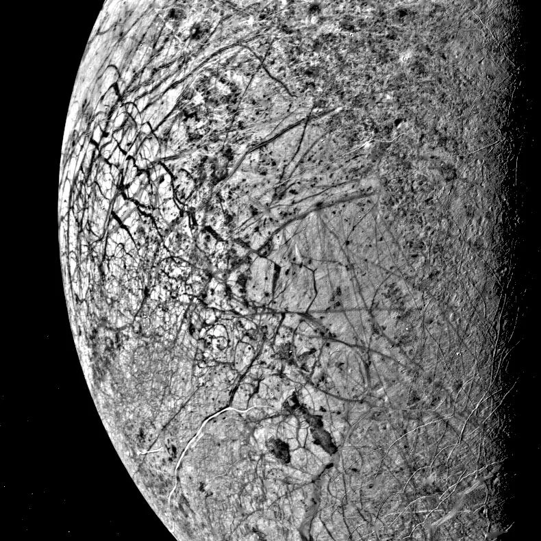 Ảnh đen trắng bề mặt Europa với những đường tối giao nhau, do Voyager 2 chụp ngày 9 tháng 7 năm 1979.