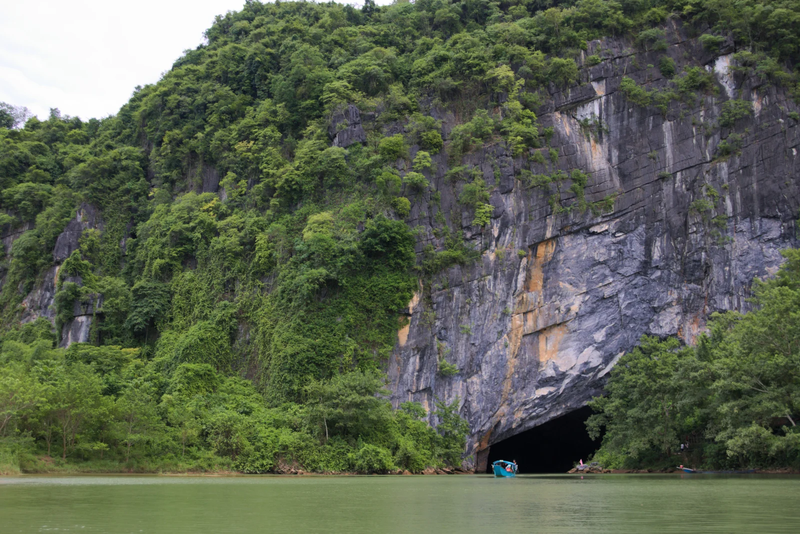 Cửa động Phong Nha trong Vườn quốc gia Phong Nha–Kẻ Bàng, Việt Nam.