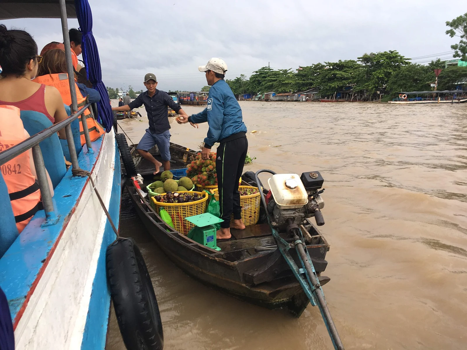 Một thuyền hàng ở chợ nổi Cái Răng, Cần Thơ.