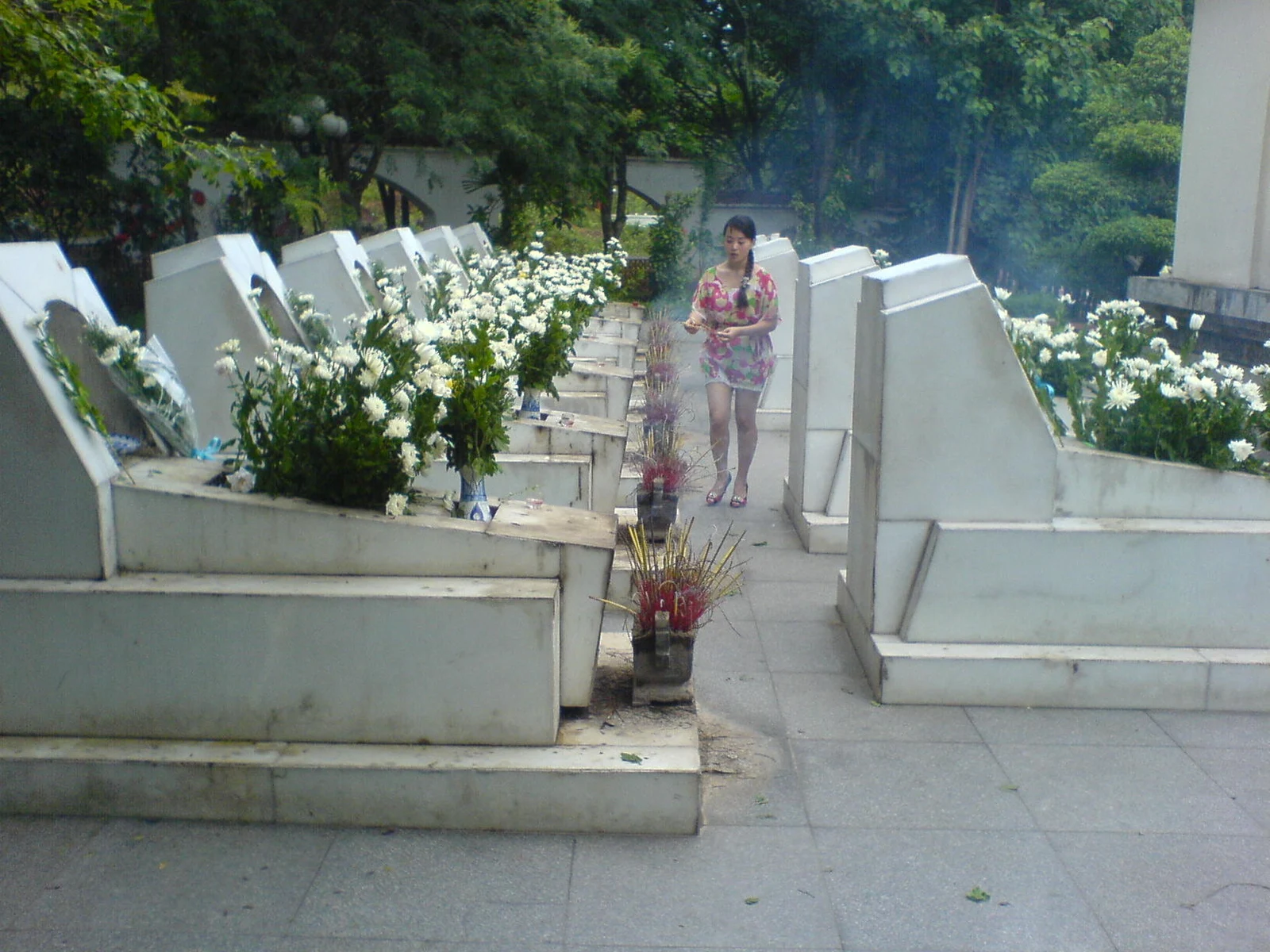 Thắp hương tưởng niệm tại Ngã ba Đồng Lộc, Hà Tĩnh; ảnh chụp năm 2009.