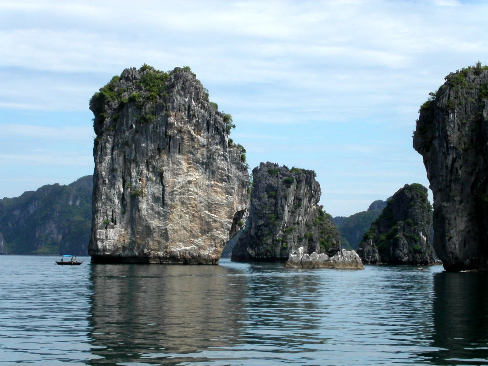 Những đảo đá trong vịnh Hạ Long, Quảng Ninh.