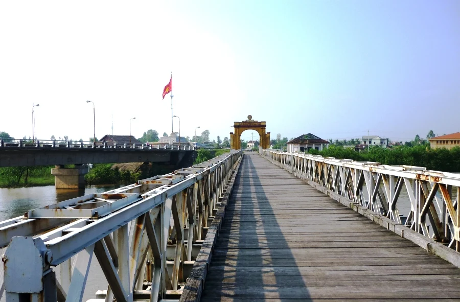 Cầu Hiền Lương bắc qua sông Bến Hải, Quảng Trị.