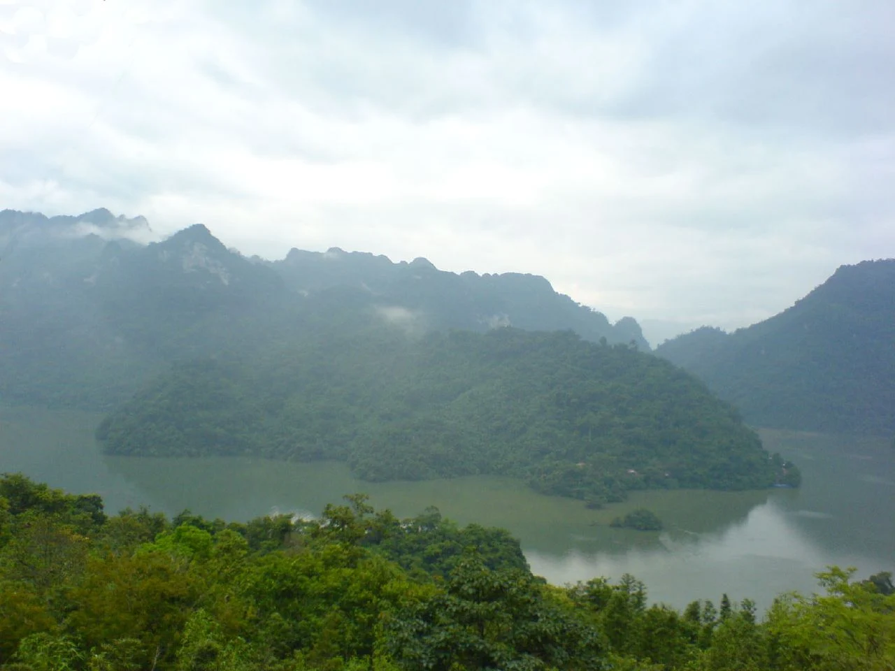 Hồ Ba Bể, Bắc Kạn trước đây, nay thuộc Thái Nguyên.