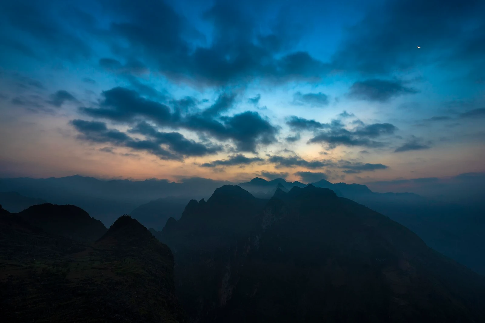 Cảnh quan cao nguyên đá vùng Mã Pì Lèng, Hà Giang trước đây, nay thuộc Tuyên Quang.