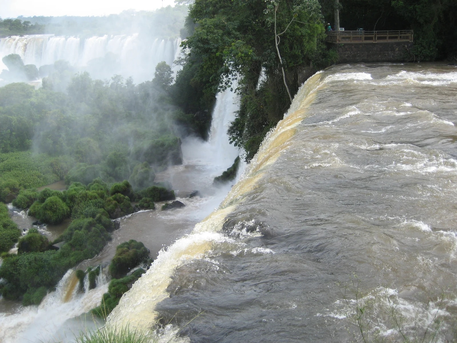 Thác Iguazú nhìn từ phía Argentina; ảnh địa điểm đại diện trên bìa tập Châu Mỹ.