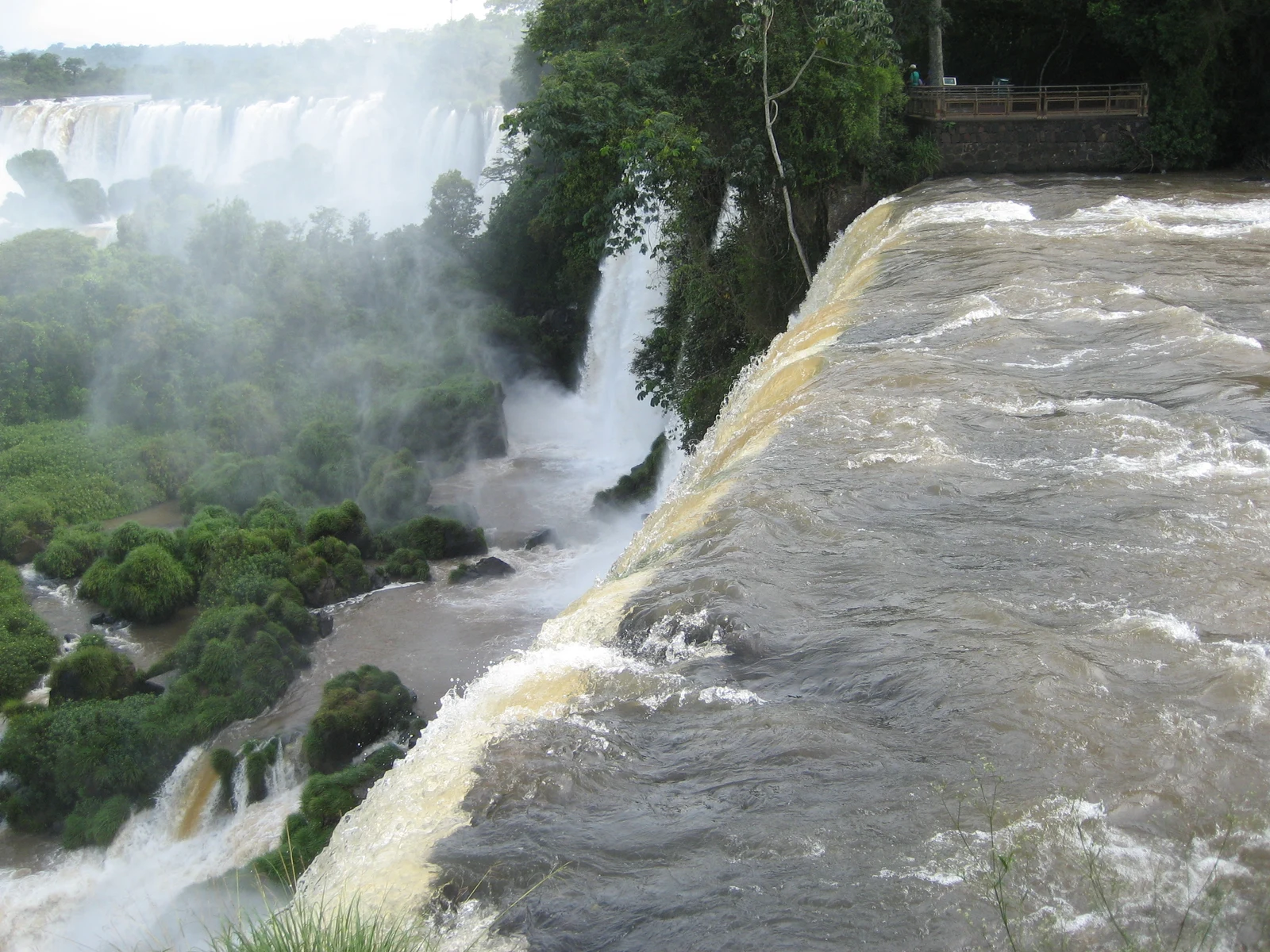 Thác Iguazú nhìn từ phía Argentina.