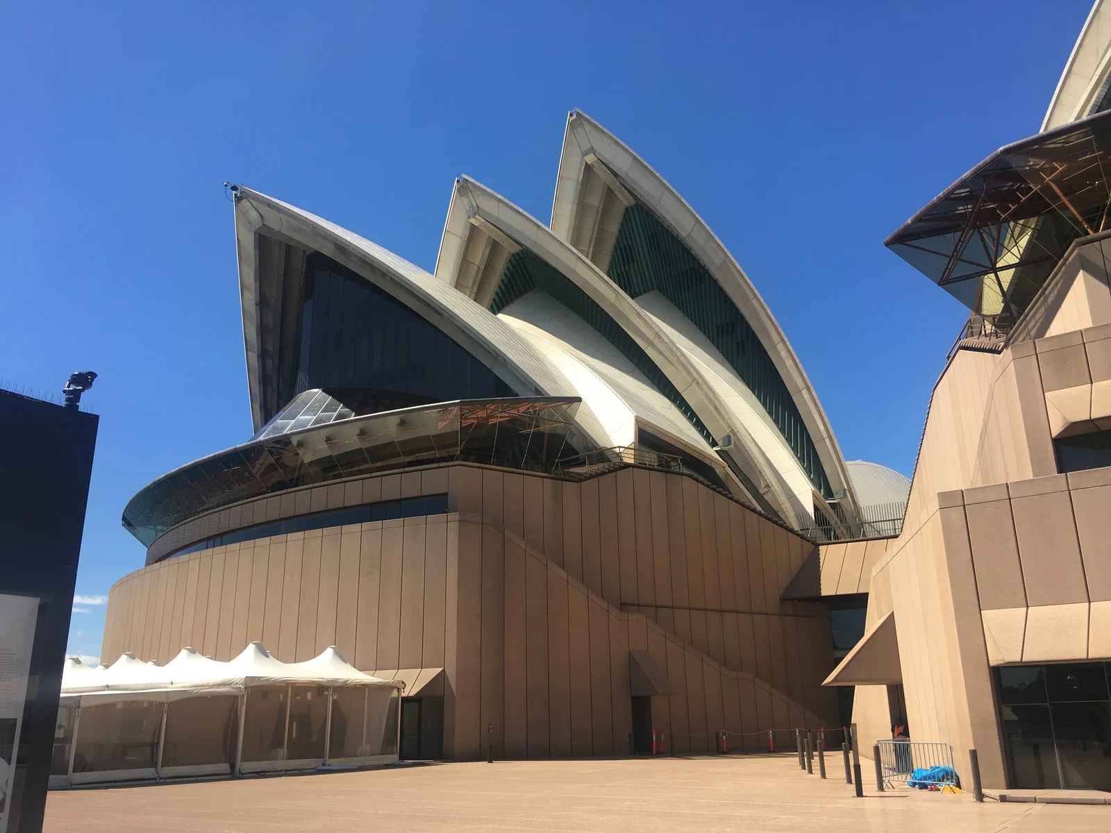 Ngoại cảnh Nhà hát Opera Sydney, Australia; ảnh địa điểm đại diện trên bìa tập Châu Đại Dương.