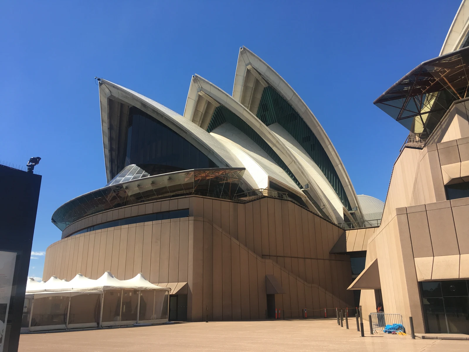 Ngoại cảnh Nhà hát Opera Sydney, Australia.